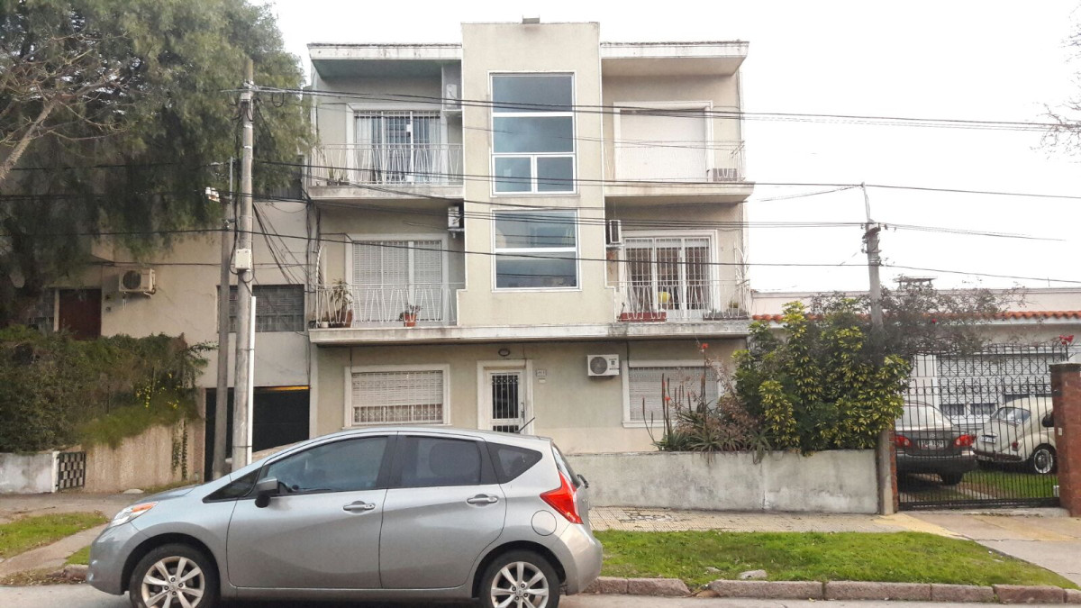 Apartamento reciclado en 1er. Piso por Escalera Concepción del Uruguay y Rivera Proximo.