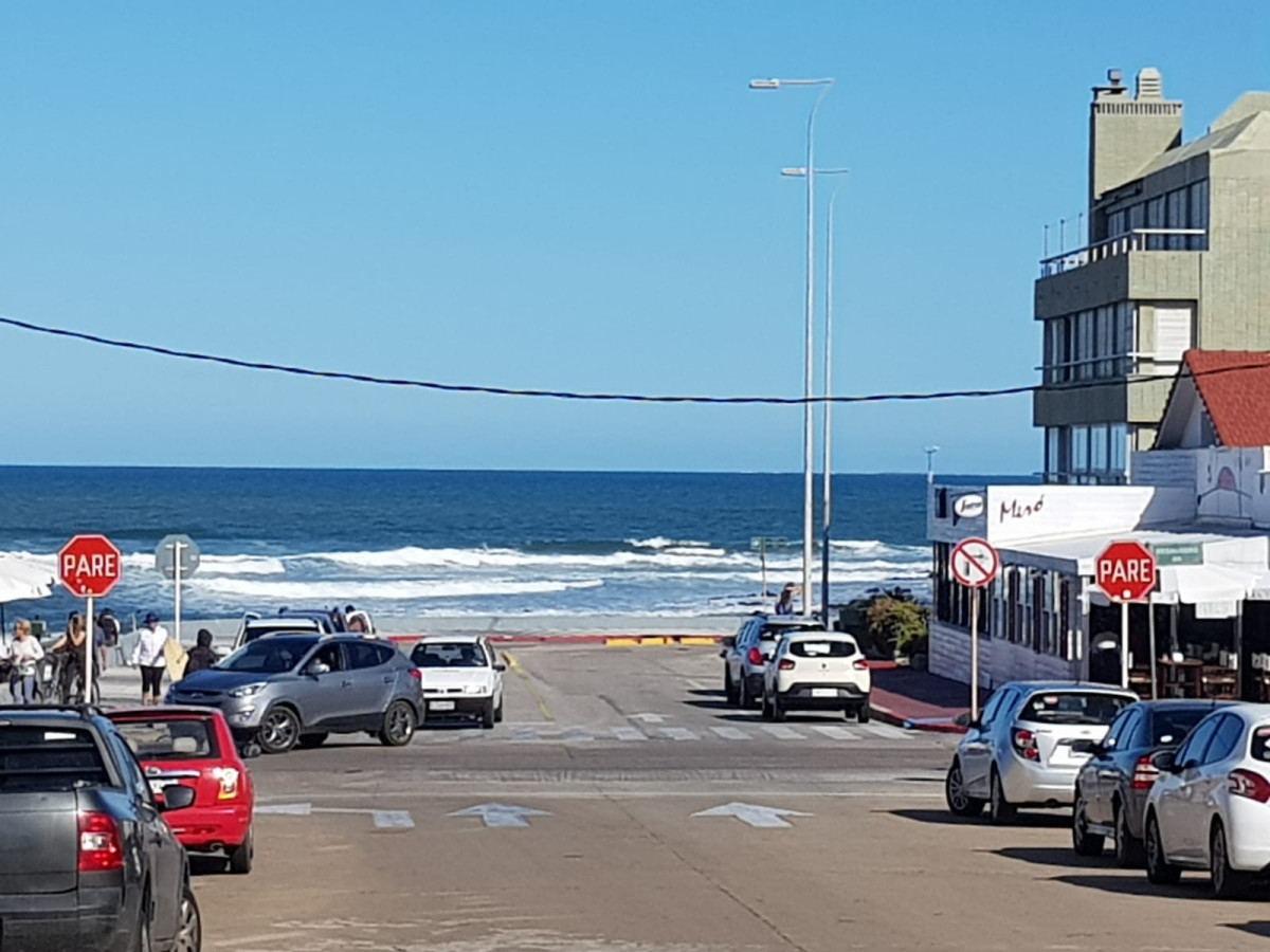 Punta del Este. Playa El Emir: Moderno Apartamento en Península con gran terraza y garage fijo.-