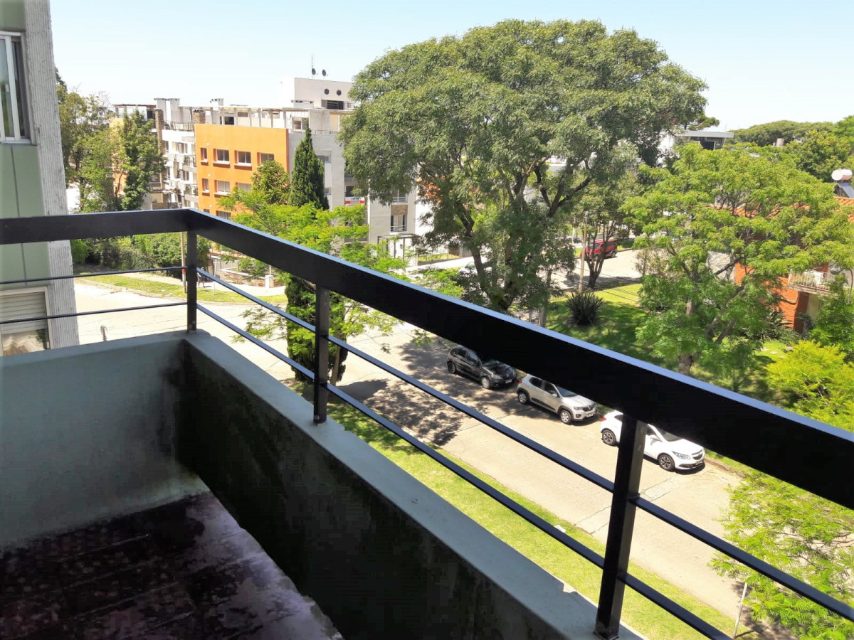 Punta Gorda / Malvin Límite Apartamento en Venta & Alquiler 4to. Piso 3 dorm 2 baños prolijo proximo Rambla  & Parque Baroffio.-