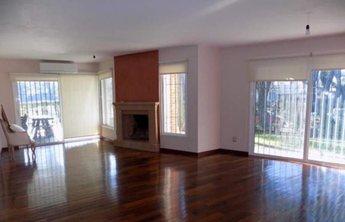 Apartamento en Carrasco, Canadá y Rivera. Finas terminaciones.