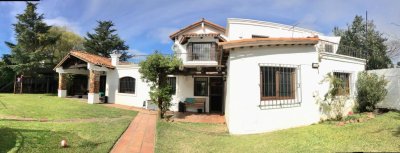 Importante residencia en Parque Miramar Estilo Colonial con hermoso parquizado Piscina y Barbacoa