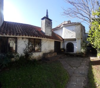 Casona  en Carrasco - Céntrica - Muy Próxima a Av. Arocena - Hotel Casino Carrasco & Rambla.-