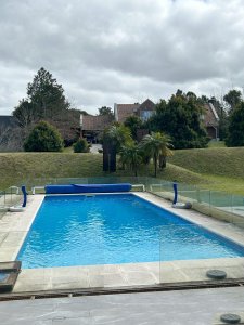 VENTA CASA 4 DORMITORIOS, PISCINA, BARBACOA CERRADA Y SERVICIO EN BARRIO PRIVADO CERRADO CARMEL