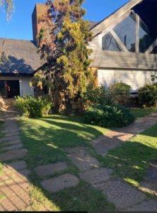Estupenda Residencia con mucha Piedra y madera estilo Casa de Montaña Próximo Cooper y Mariano Uriarte con casi 500 m2 edificados