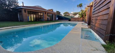 Malvin Importante Chalet de tejas Próximo Rambla y Club Malvin con todos los lujos modernos