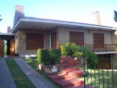 Importante Chalet sobre Av. Bolivia proximo Pablo Podestá & 2do. Centro Comercial de Carrasco