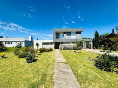 Venta Casa  4 Dormitorios Altos De La Tahona.