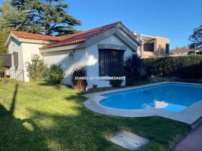 Excelente Casa En Corazón De Carrasco Con Amplio Jardín Y Piscina, Pronta Para Habitar