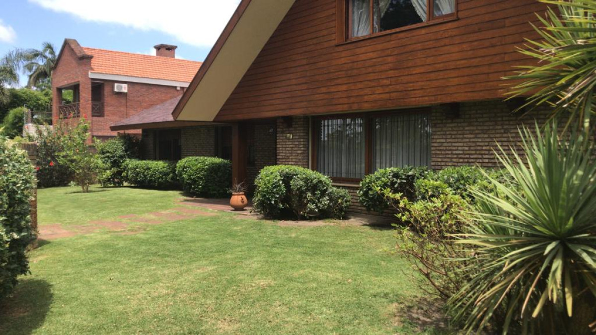Notable Chalet de tejas Arq. Boxer Anaya a metros del Lawn Tennis y Centro Comercial de Carrasco.-