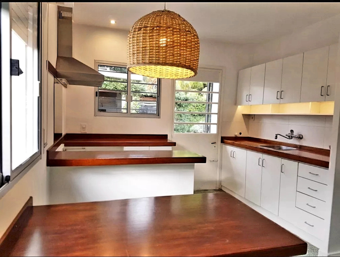 Precioso Chalet 1 planta Zona Colegios a mts de Av. Italia y toda la locomoción. Inmejorable entorno