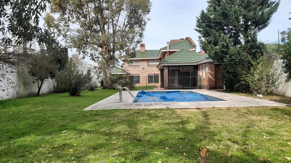 Imponente chalet con más de 500 m2 edificados con implacable seguridad y luminosidad. Ideal Instituto o Residencial
