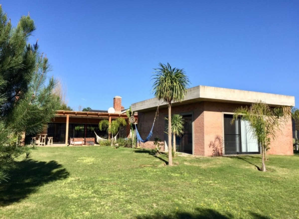 Sólida Construcción tradicional en Excelente Barrio Privado de Punta del Este con estupendo parquizado
