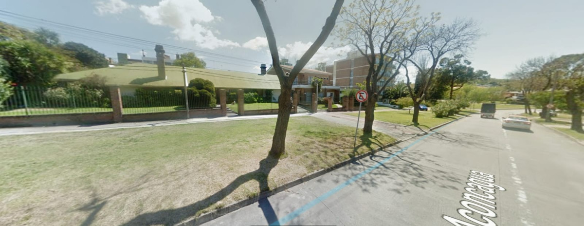 Terreno exclusivo en Malvín con 30 mts de frente proximo a la Rambla y al Parque Baroffio.-