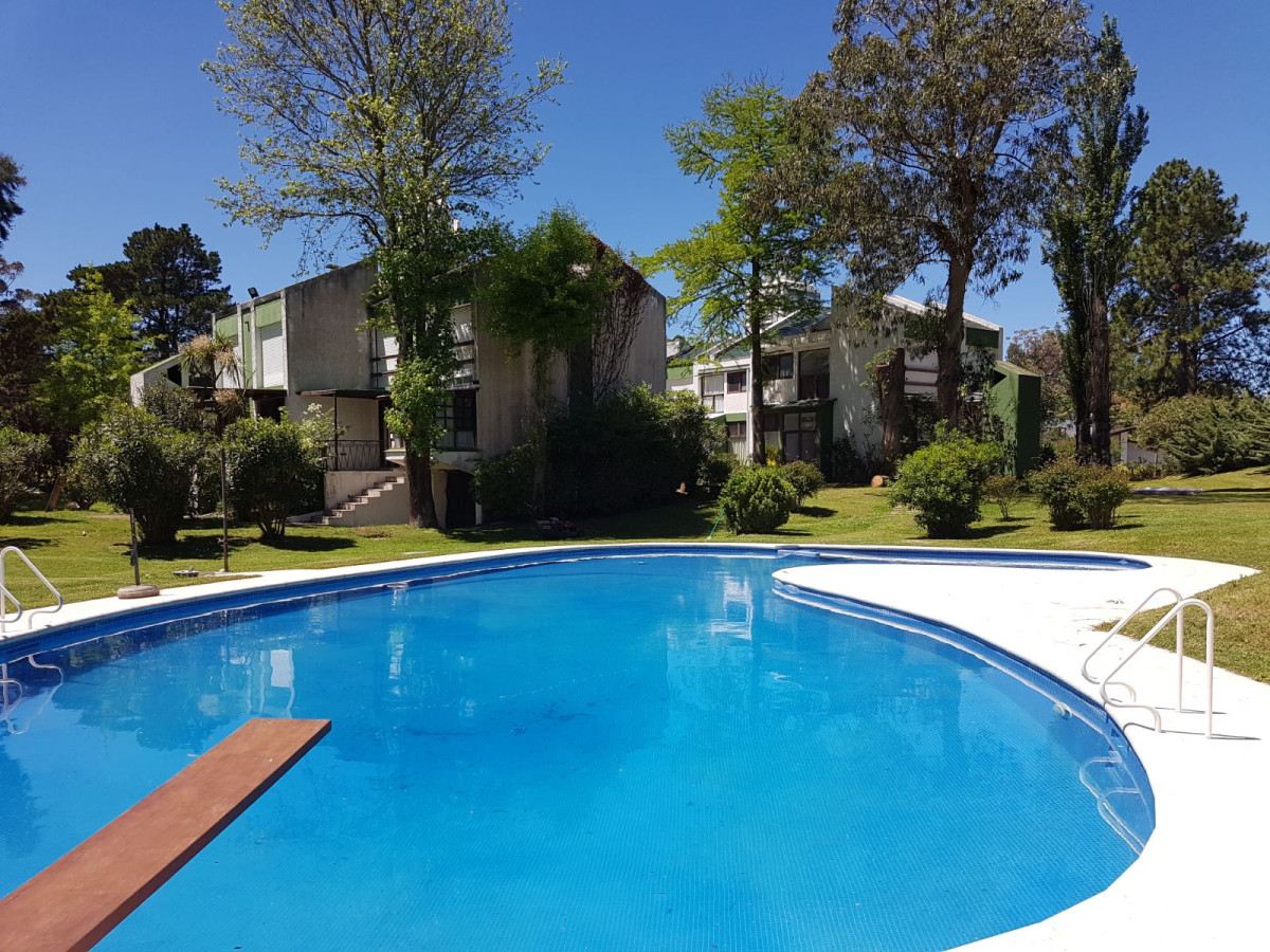 Complejo de 8 Casas en Parque Cerrado de 10.000 m2 con Piscinas, Canchas varias, parrillero individual y 4 dormitorios.-