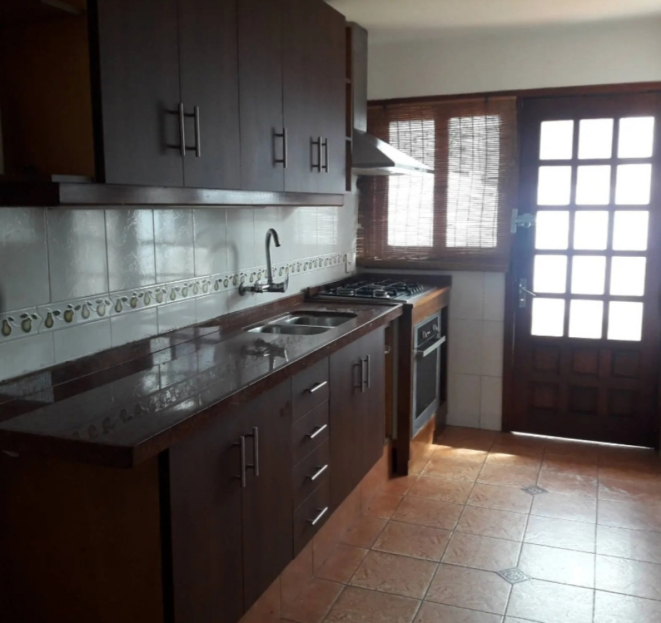 Prolijo Duplex Proximo Arocena con Escritorio o 4to. Dormitorio y Fondo Verde con Parrillero
