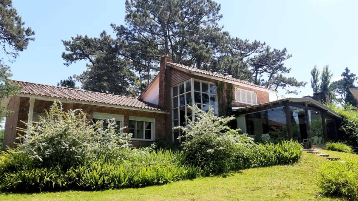 San Rafael :Excelente Chalet de Tejas Coloniales Estilo Europeo en 1 planta y 1/2 en muy agradable entorno parquizado