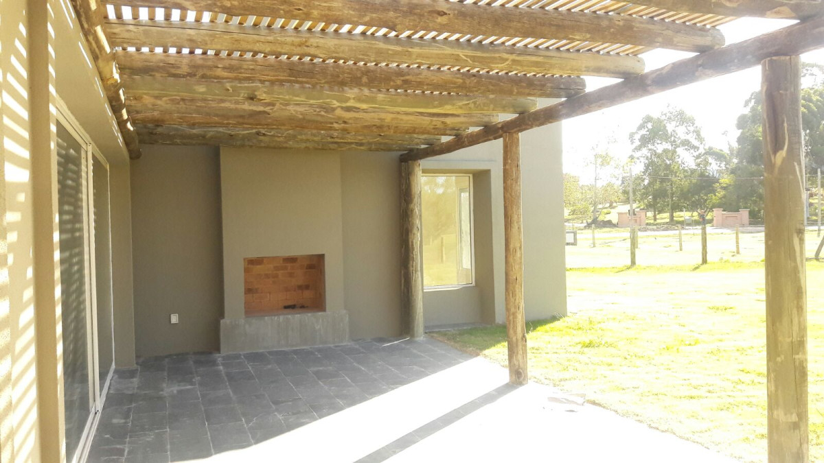 Estrene en Viñedos de Carrasco con mucho sol y estupenda galeria barbacoa integrada