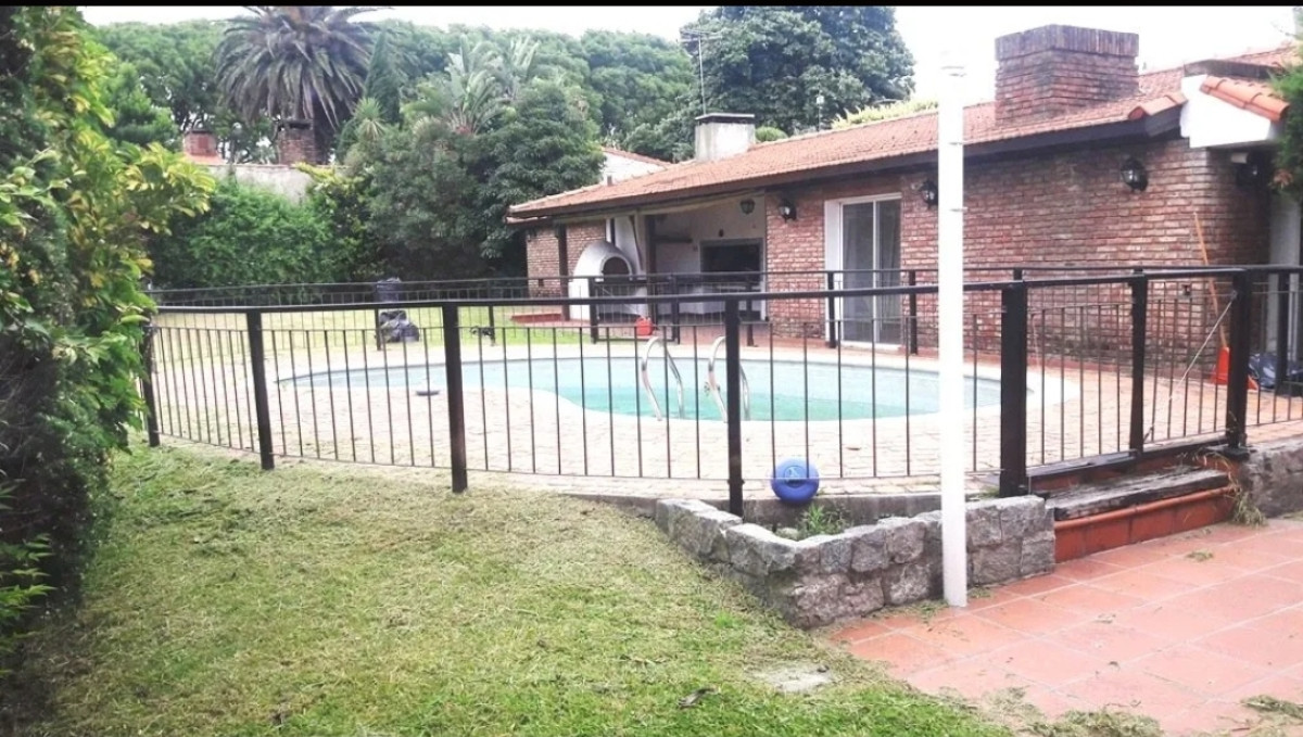 Estupendo Chalet de tejas coloniales en 1 planta en la mejor calle de Punta Gorda: San Marino proximo Rambla.