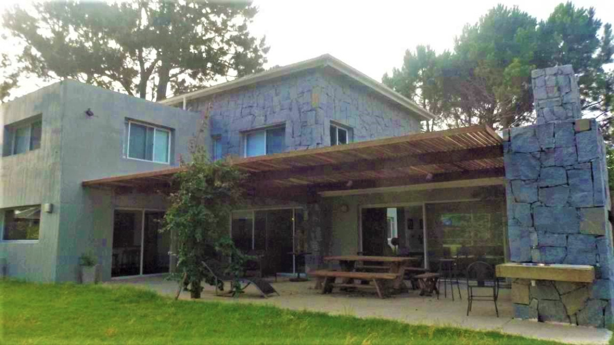 José Ignacio Estupendo Chalet en Barrio Privado con el mejor entorno y seguridad.-