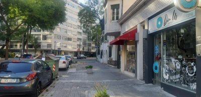 Locales Nuevos Con Renta en Punta Carretas en puntos comerciales estratégicos y con excelentes Garantías.-