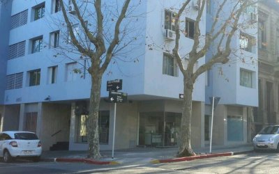 Venta Local Comercial en la atractiva esquina de Zelmar Michelini y Canelones