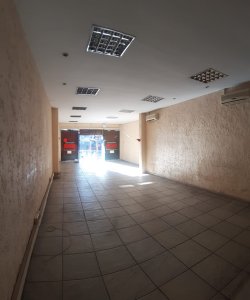 Gran Local sobre 8 de Octubre a pasos de José Batlle y Ordoñez: Dentro del mayor flujo peatonal de la Union.-
