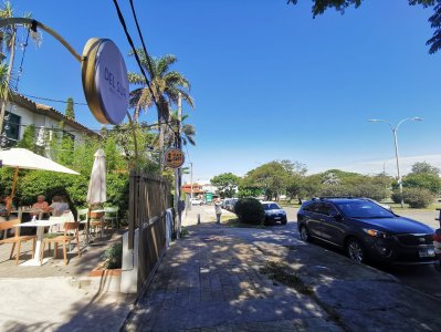 Venta Llave local gastronómico en Parque Batlle totalmente equipado Nuevo como a estrenar.-