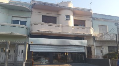 Local comercial con renta: gran exposición sobre Ramón Anador frente al Ombú prox. Estadio Centenario.-