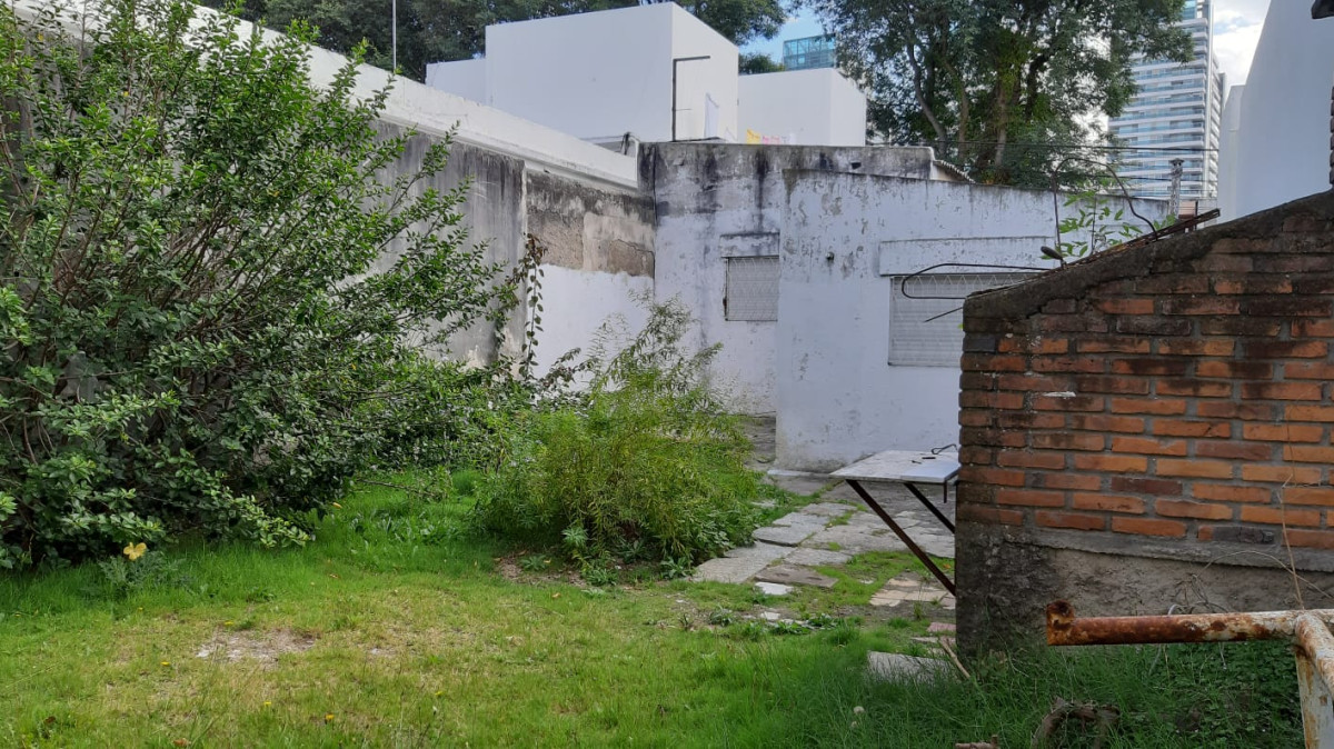 Último terreno en Buceo a 100 mts. de la Rambla con construcción muy antigua para demoler  Ideal Apartamentos, Estacionamiento, Propiedad Horizontal etc.