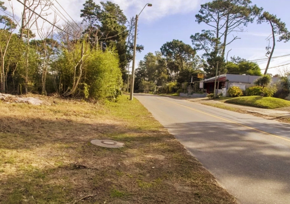 Pinares Parada 32 Mansa: Terreno sobre Camino La Laguna  Orientado al norte y muy cerca de la Rambla