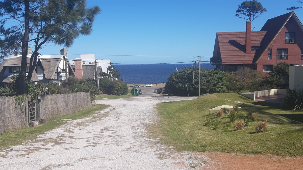 Parada 34 Playa Mansa con frente a Cno. a la Laguna 12.800 m2 con salida a 3 calles y a 100 mts. de la Rambla.-