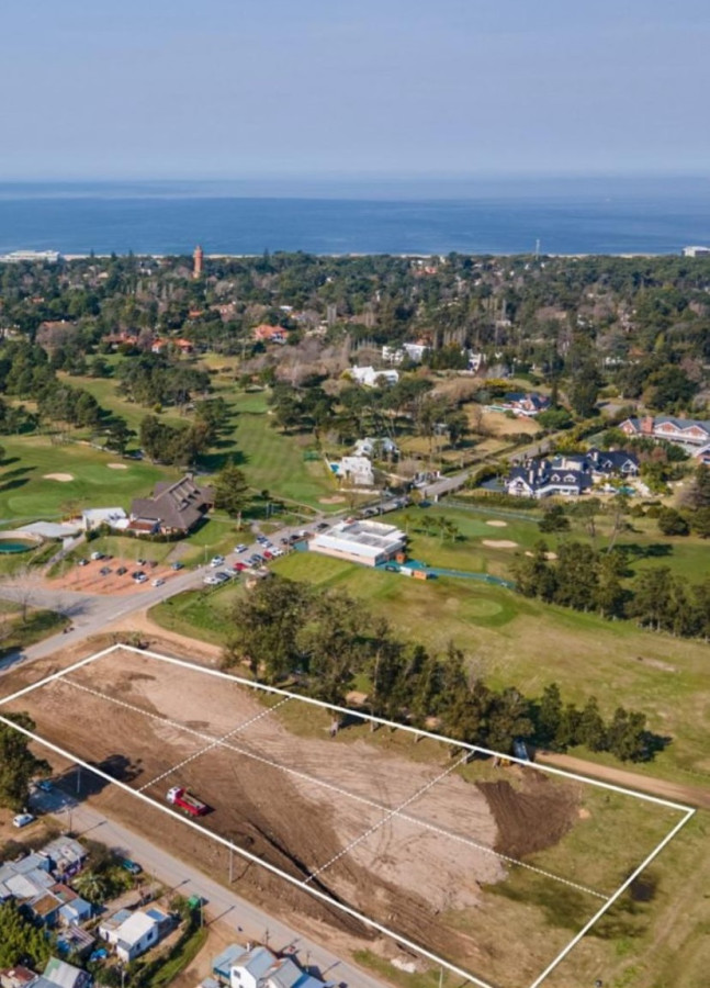Sensacional Terreno frente al Club de Golf de Punta del Este Ideal Barrio Privado, Clínicas, Insitutos, Centro Comercial, etc...