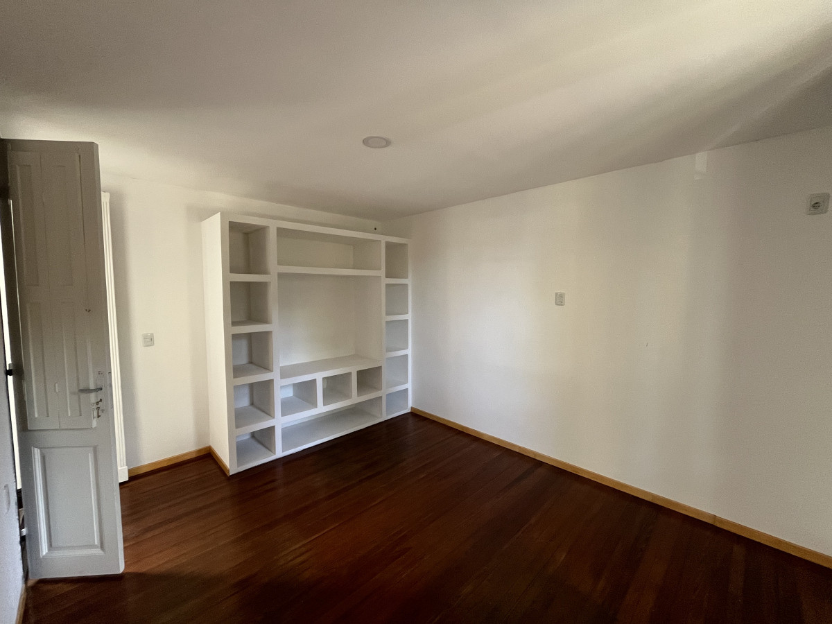 Apartamento en venta de 4 dormitorios en Gral. Flores impecable estado.