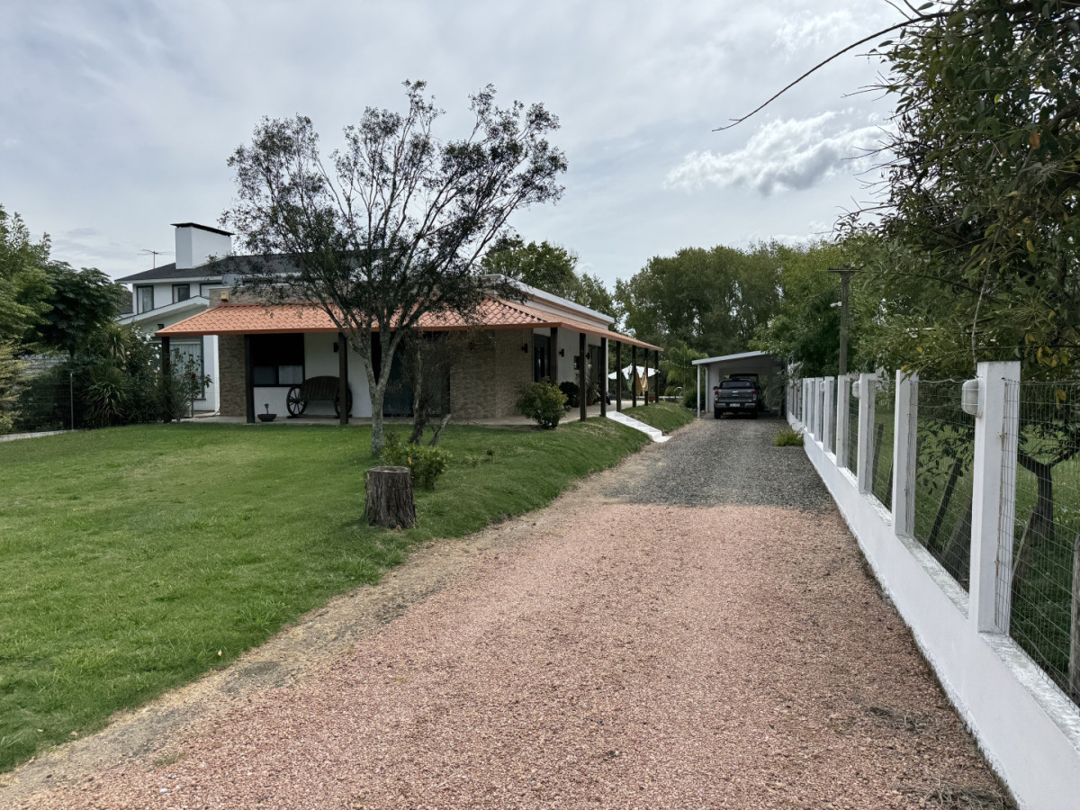 Excelente casa en venta con piscina y muelle a arroyo en Boca del Cufré.