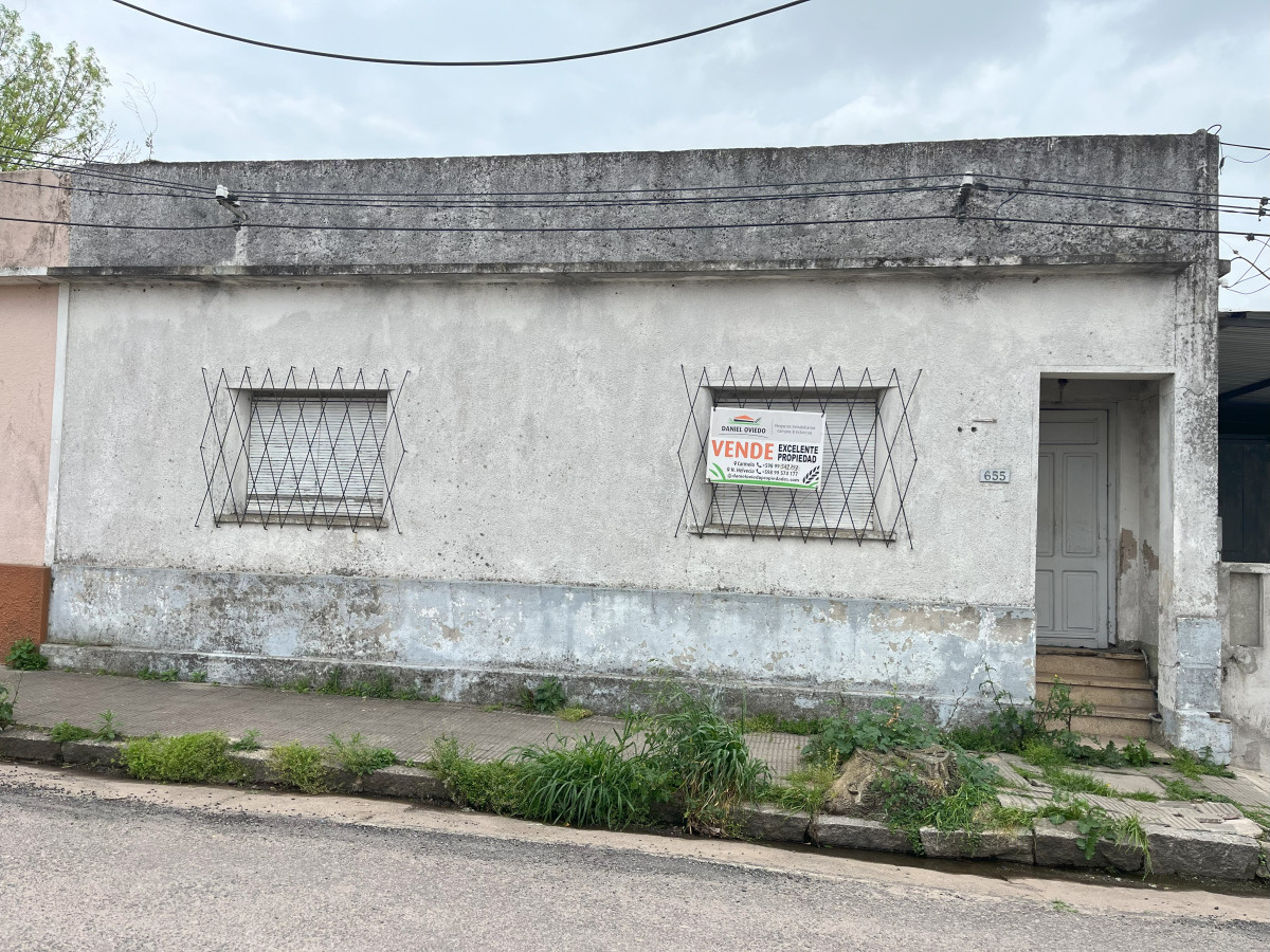Casa en venta en exclusividad a reciclar en buen estado de construcción, en Carmelo. 