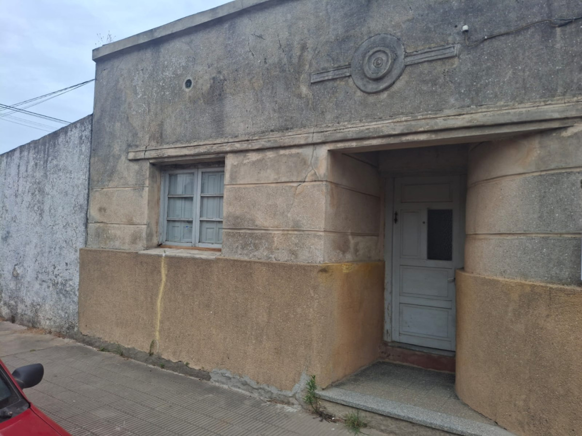 Muy buena ubicación casa a reciclar en Carmelo.