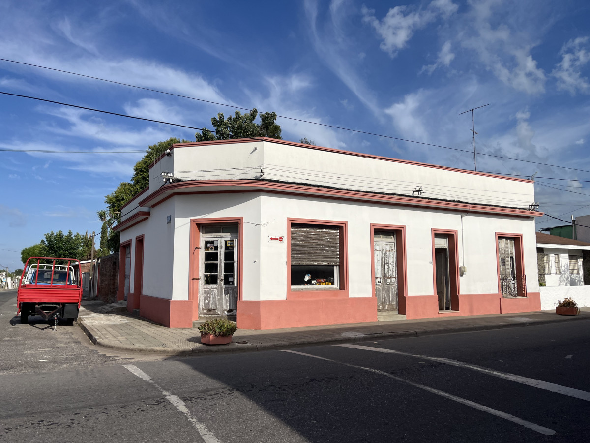 Casa y local comercial en venta en calle Zorrilla, Carmelo.