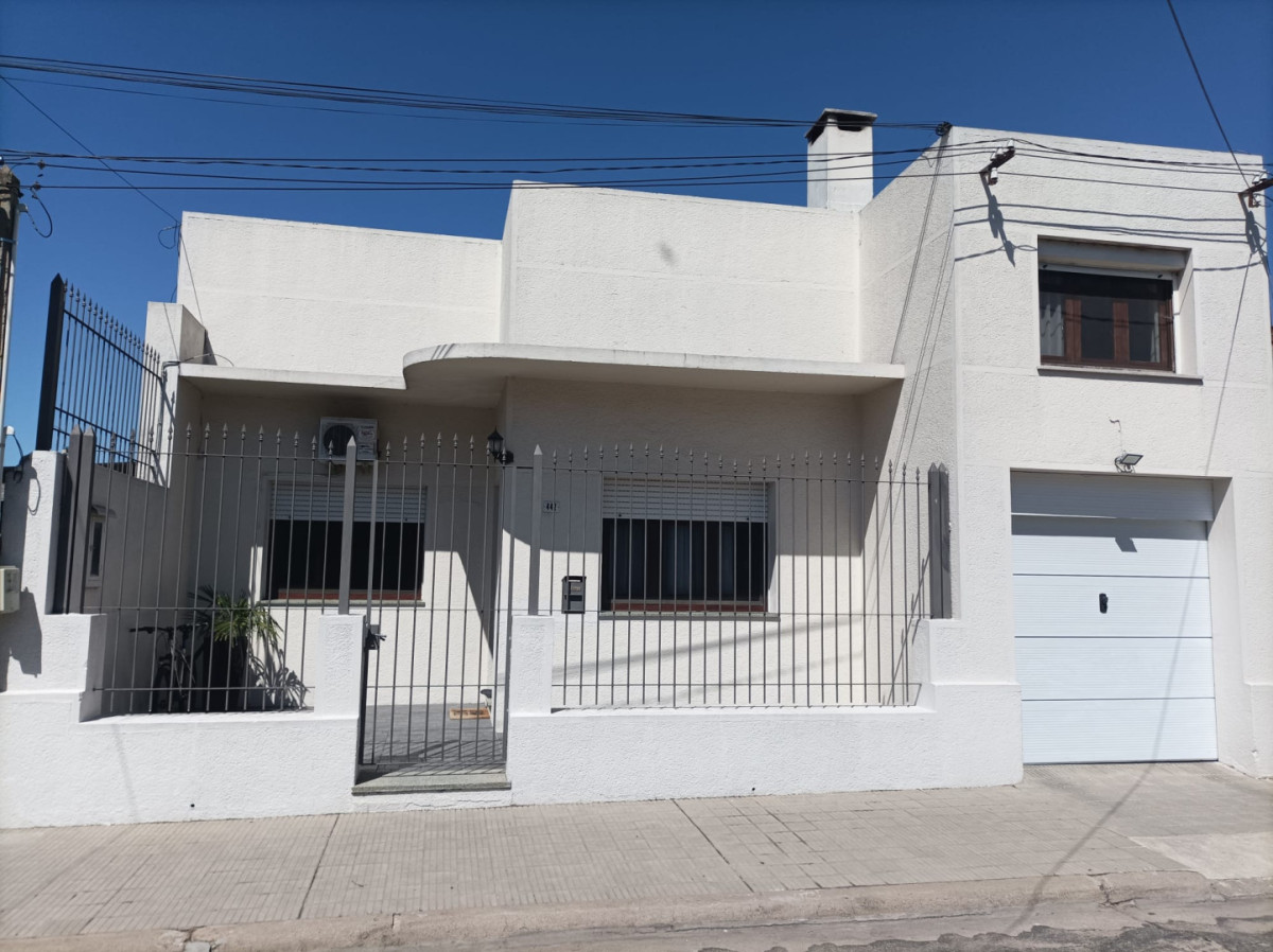 Casa en venta a metros de 19 de Abril de 4 dormitorios con piscina y barbacoa