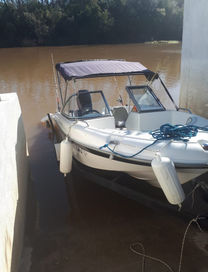 Excelente casa en venta con piscina y muelle a arroyo en Boca del Cufré.