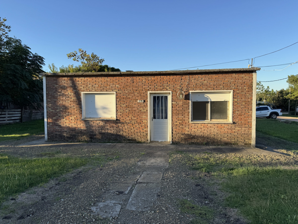 Casa en esquina con amplio terreno en Nueva Helvecia - Ideal para invertir
