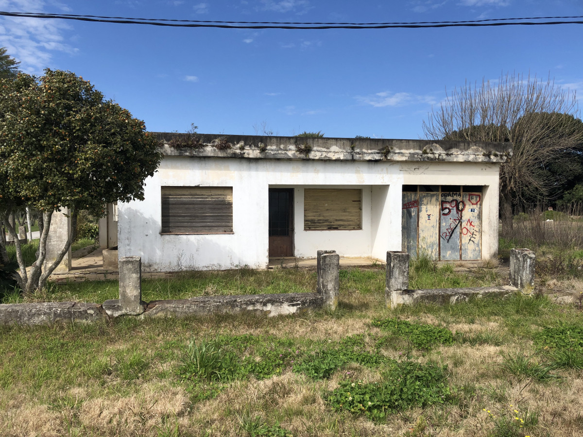 Venta casa a reciclar en esquina con amplio terreno Radial Conchillas.