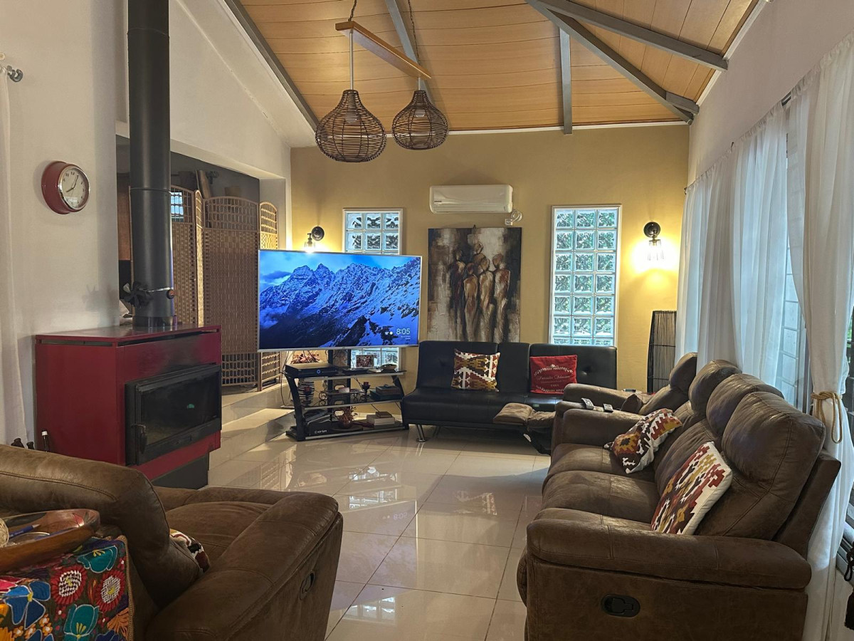 Hermosa casa con piscina climatizada cerrada en venta en Nueva Helvecia.