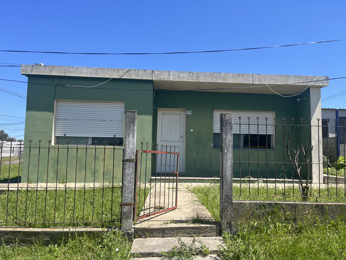 Casa en venta en esquina con gran terreno.