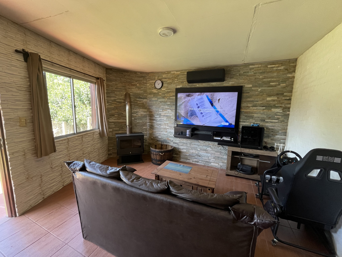 Moderna casa en venta a 180 metros de Av. Gilomen.