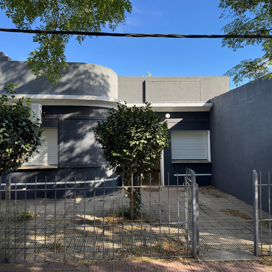 Casa céntrica de 2 dormitorios con garage en Nueva Helvecia - Excelente ubicación