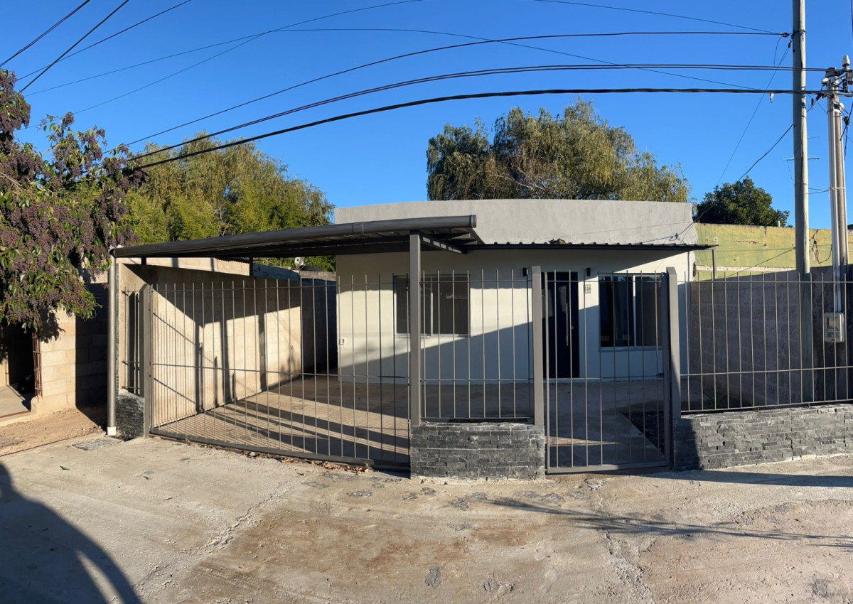Casa de 2 dormitorios a reciclada a nueva en venta en calle Defensa.