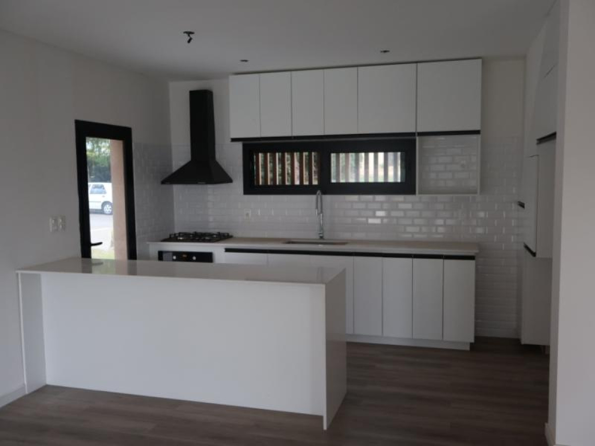 Excelente casa de 2 plantas en venta en zona Balnearia de Colonia.