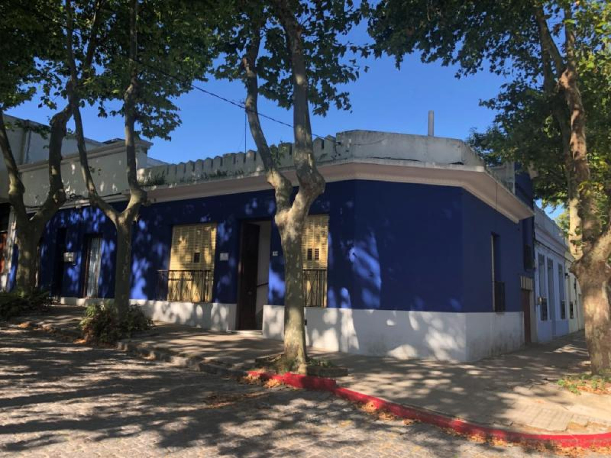 Casa con 2 apartamentos en venta en el centro de Colonia a 3 cuadras del Puerto.