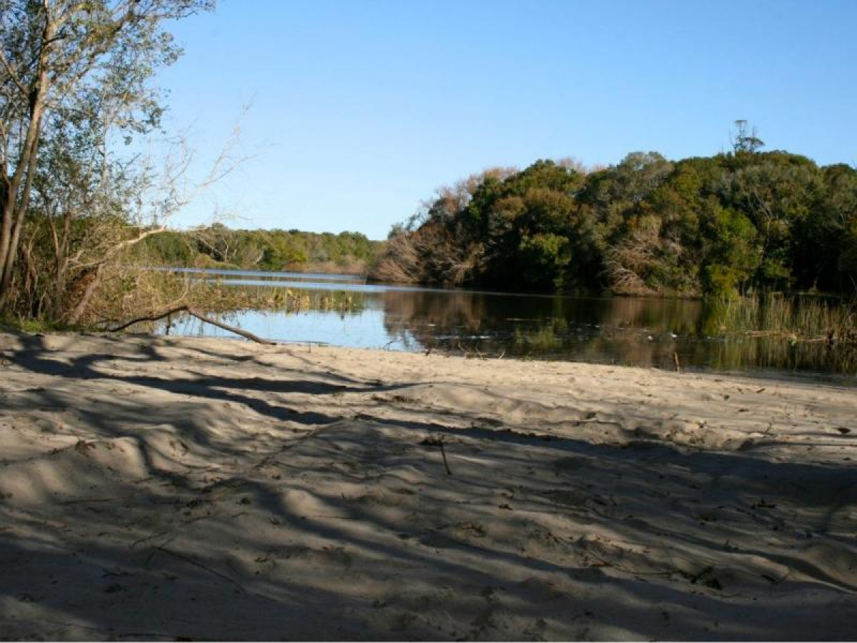 12 hás en venta con playa privada y río navegable,desde el río de la Plata.