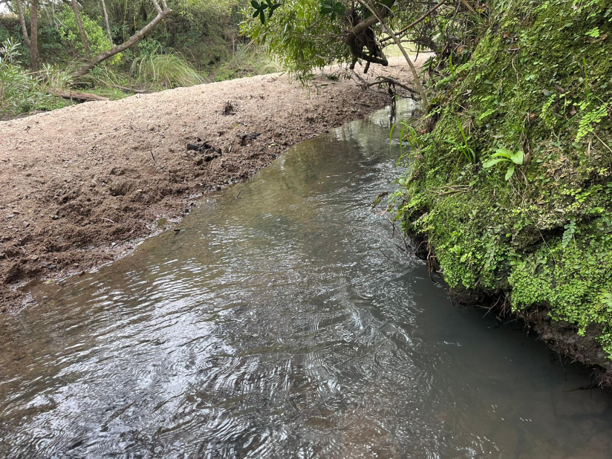 Chacra en venta con costa de arroyo en sierras de Garzón.
